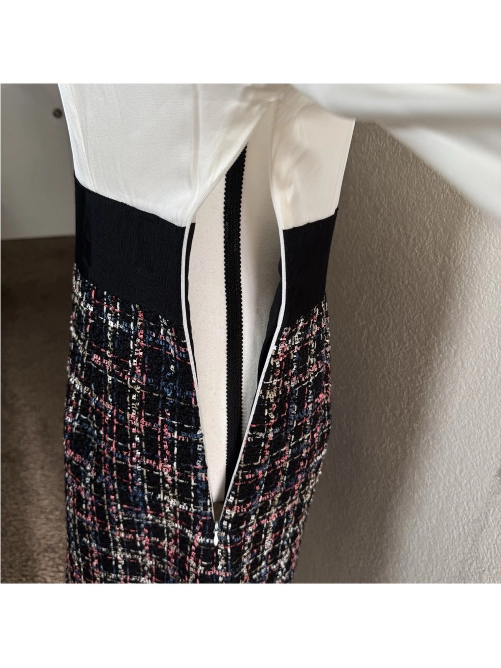 Milly Nicola Pencil Dress Silk Tweed White Black Long Sleeves V Neck Size 6 $395 - Picture 6 of 11